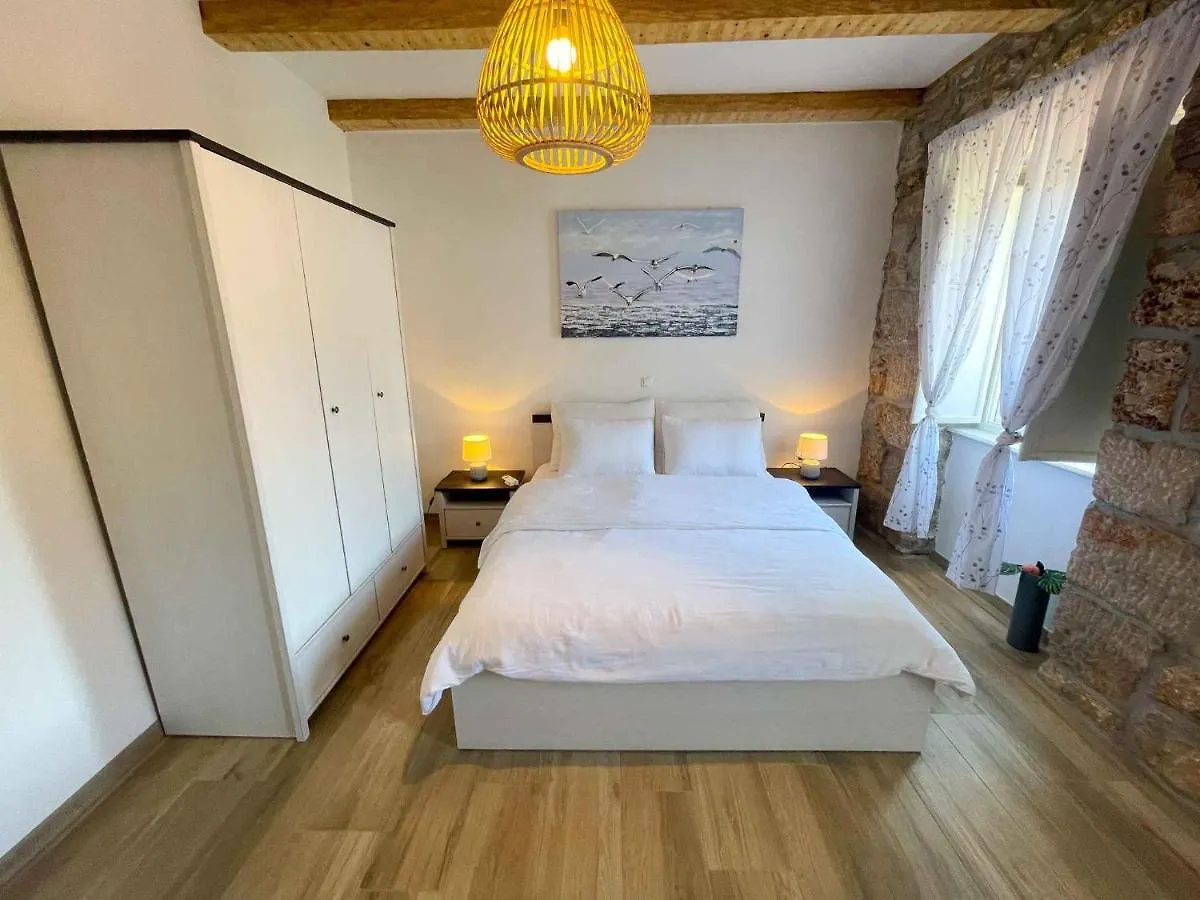 Holiday Home In Drivenik 42242