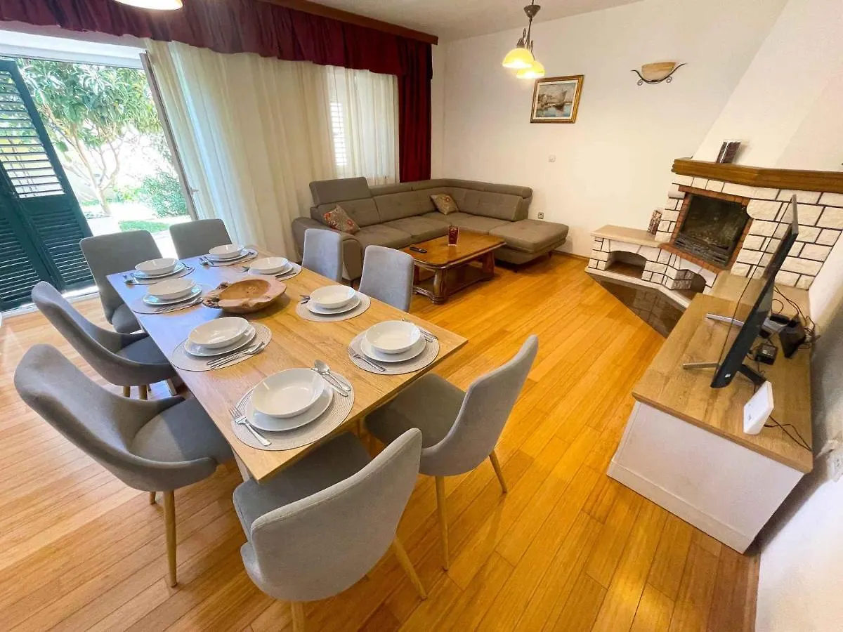 Holiday Home In Drivenik 42242