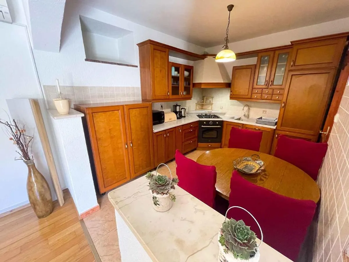 Holiday Home In Drivenik 42242