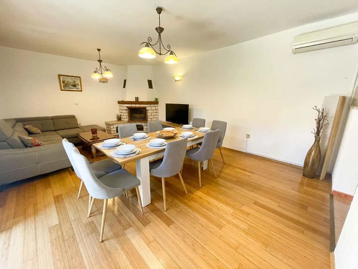Holiday Home In Drivenik 42242 Croatia